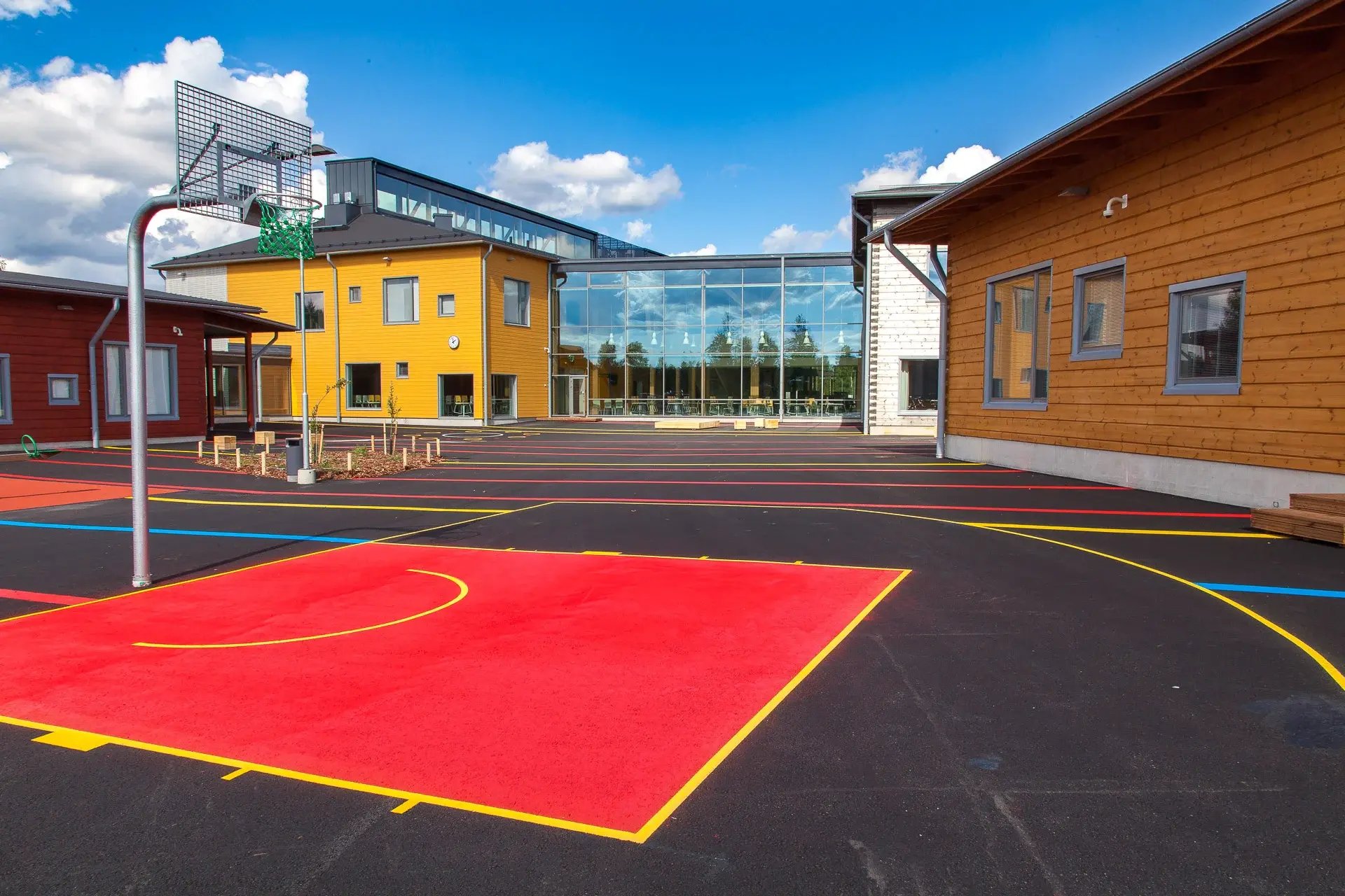 La cour d'une école construite par Kontio