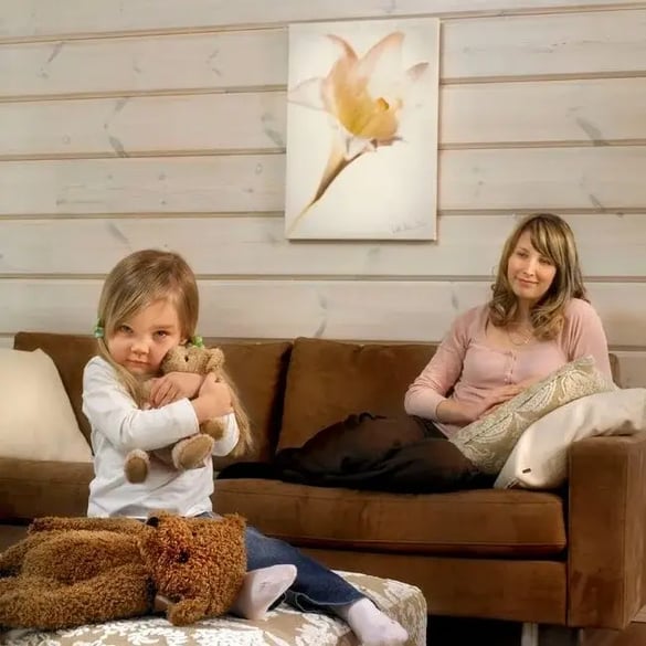 Famille à l'intérieur d'une construction bois