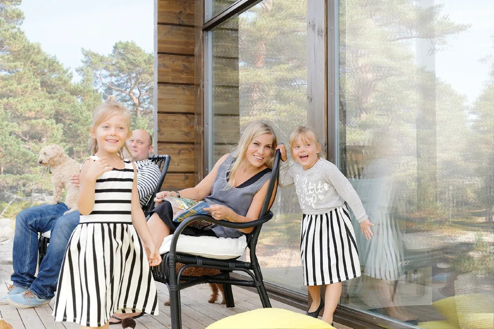 Famille sur la terrasse d'une maison madrier