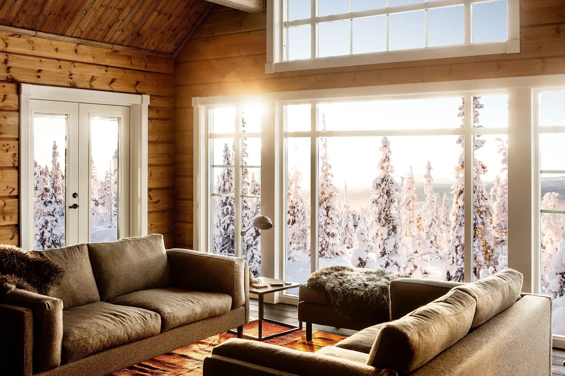 Intérieur chaleureux d'un chalet de montagne