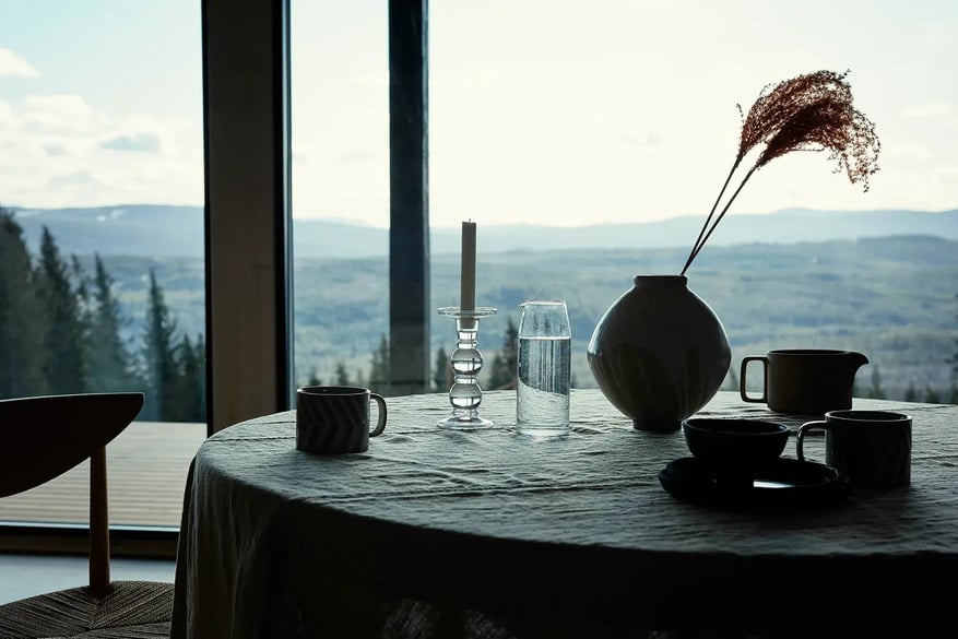 Vue sur la nature depuis l'intérieur d'une maison