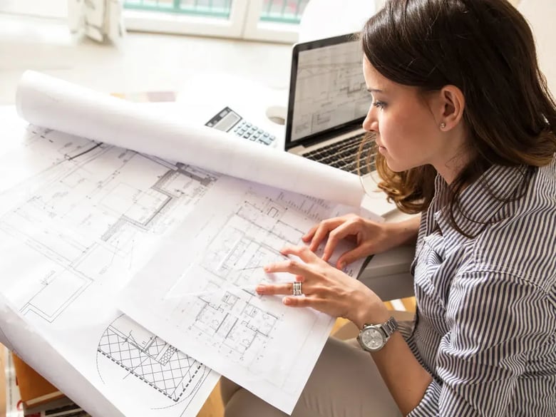 Architecte avec des plans de maison