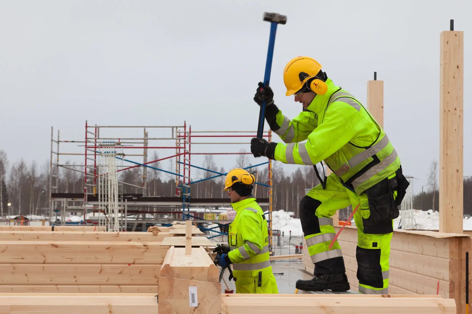 Charpentier sur le montage d'une maison bois Kontio
