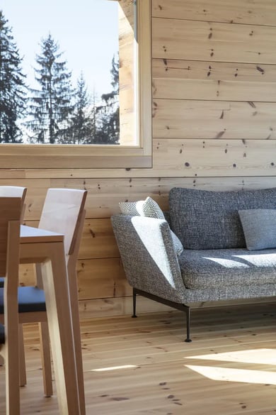 Intérieur contemporain et scandinave d'une maison bois