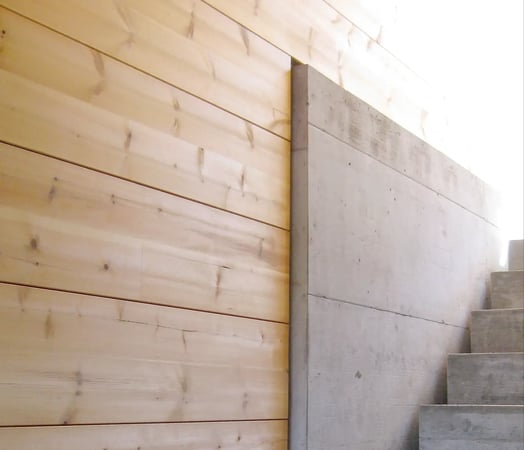 Mur en bois avec un mur en béton