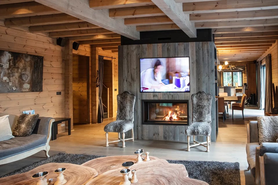 Le salon avec une grande cheminée
