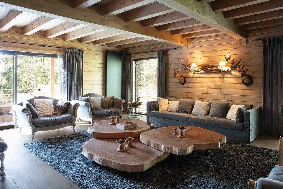 Grand salon, table basse en bois