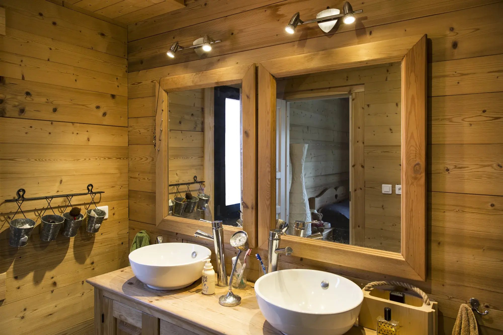 La salle de bain de la maison bois