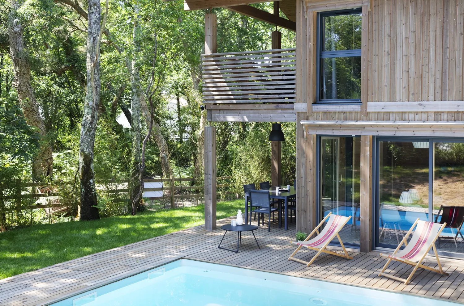 Terrasse de la maison, avec piscine
