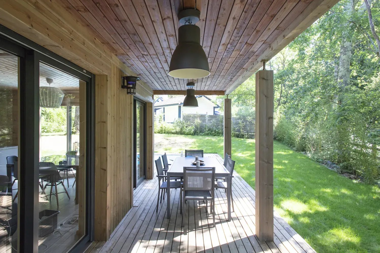 Confort de la terrasse couverte extérieure