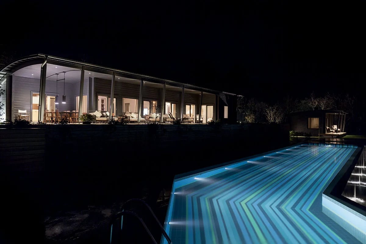 La maison de nuit avec piscine extérieur