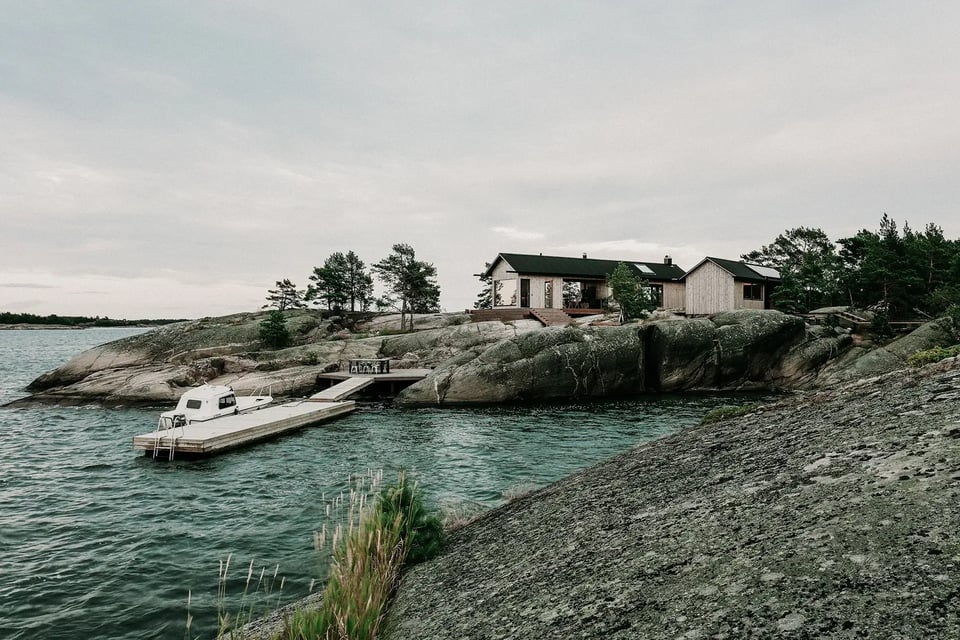 La villa avec son accès au ponton