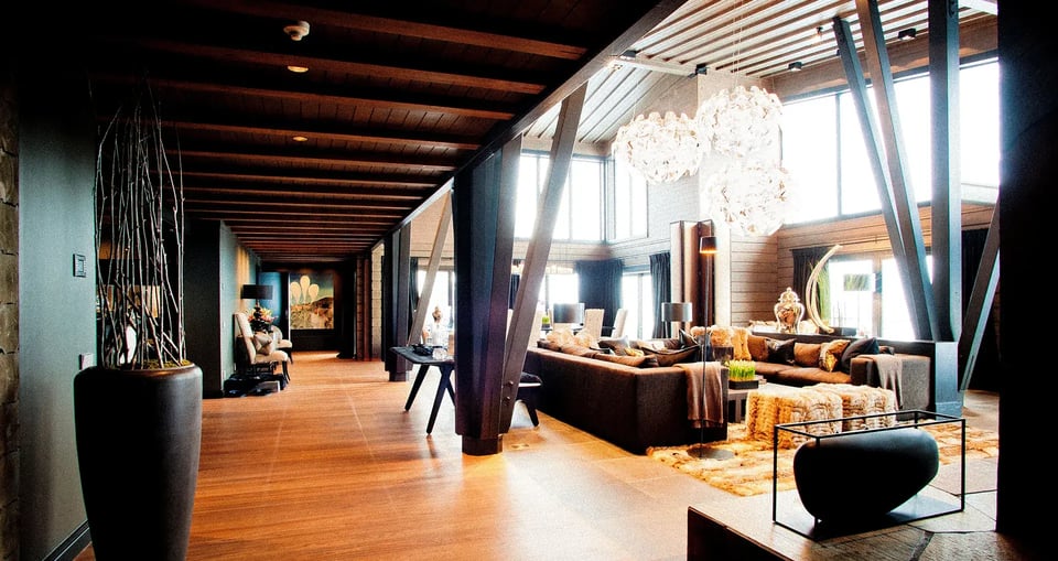 Grande pièce de vie du chalet à la montagne