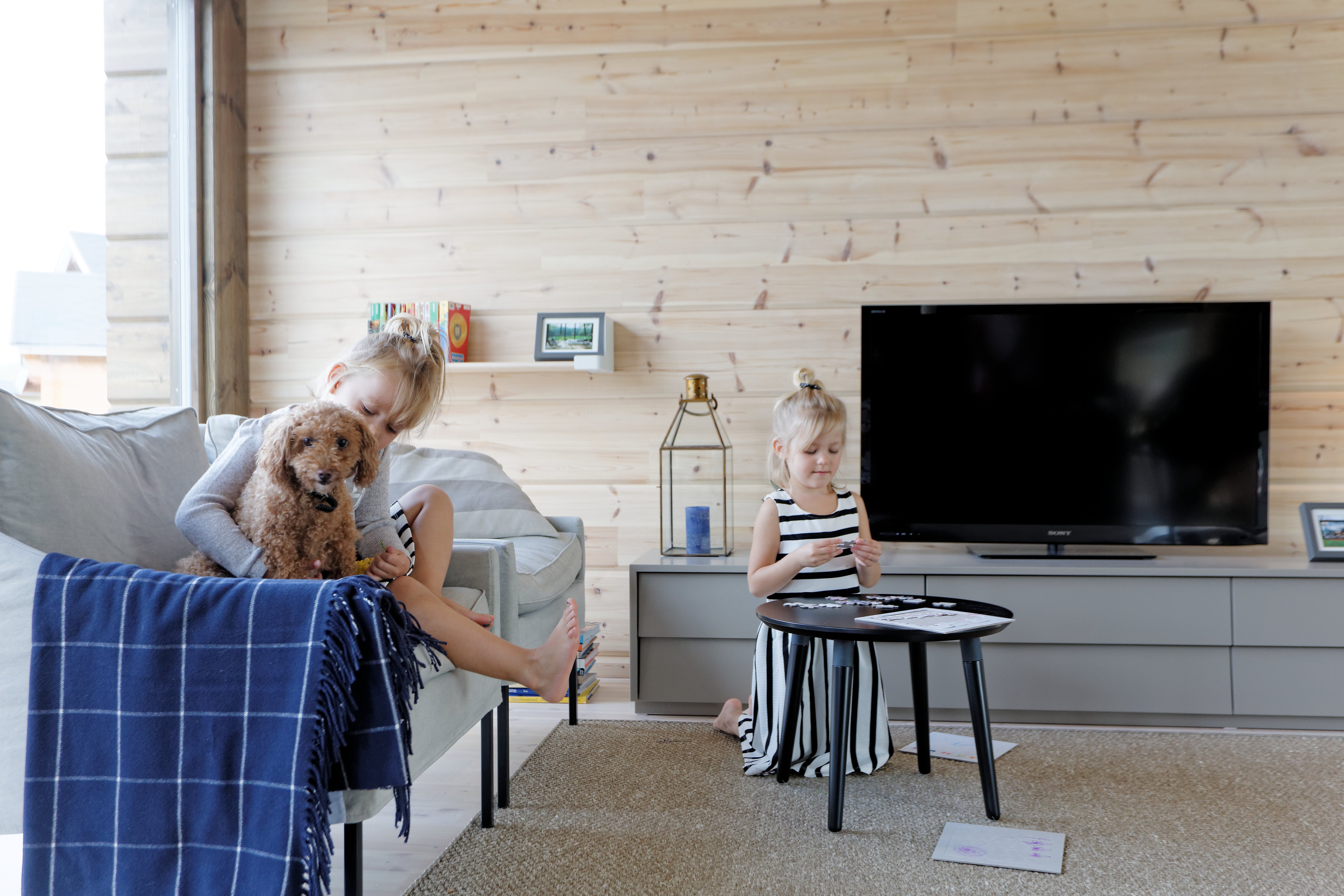 Kontio_Lapset_ja_hirsiseina