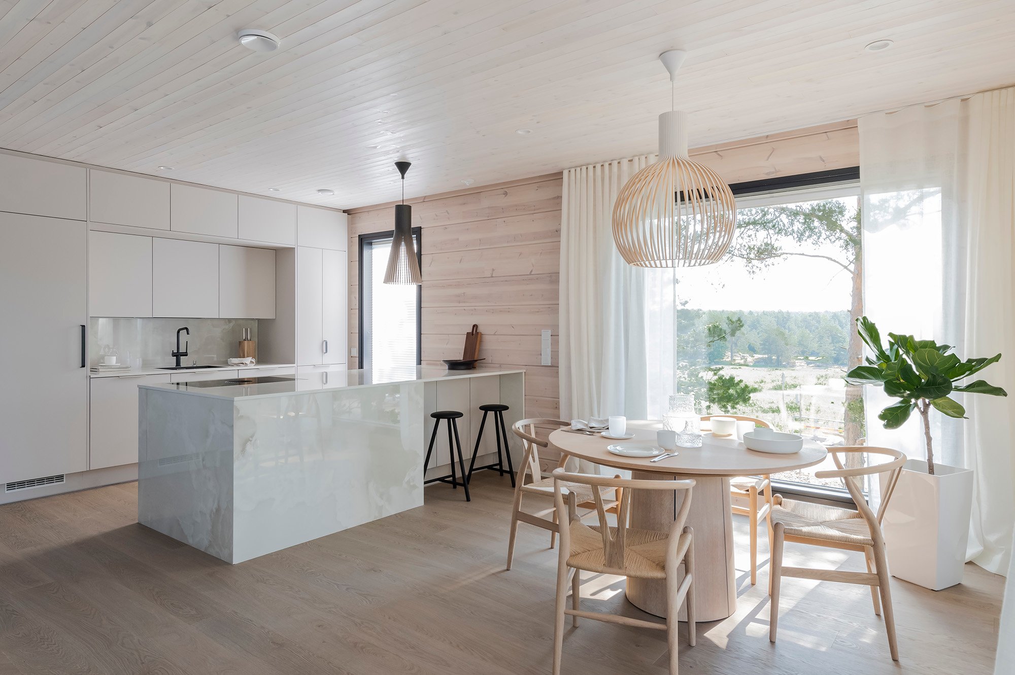 Kontio_Hill_House_Villa_Myotatuuli_Naantali_2022_keittio_ruokailu
