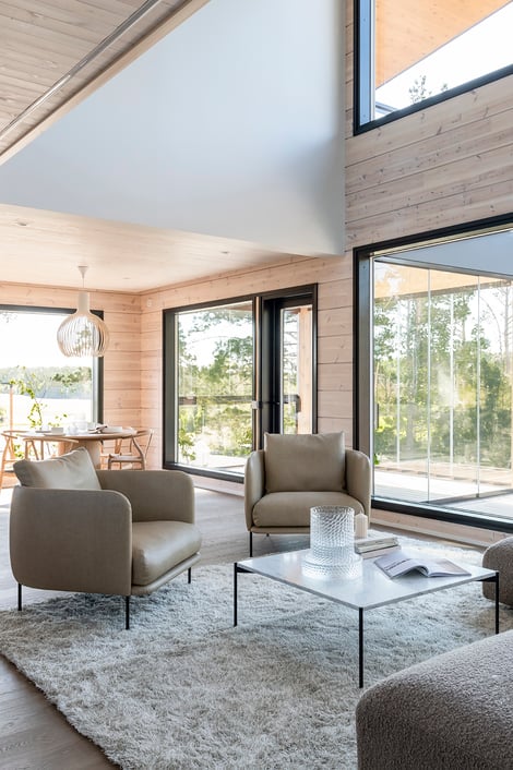 Kontio_Hill_House_Villa_Myotatuuli_Naantali_2022_olohuone_ikkunat