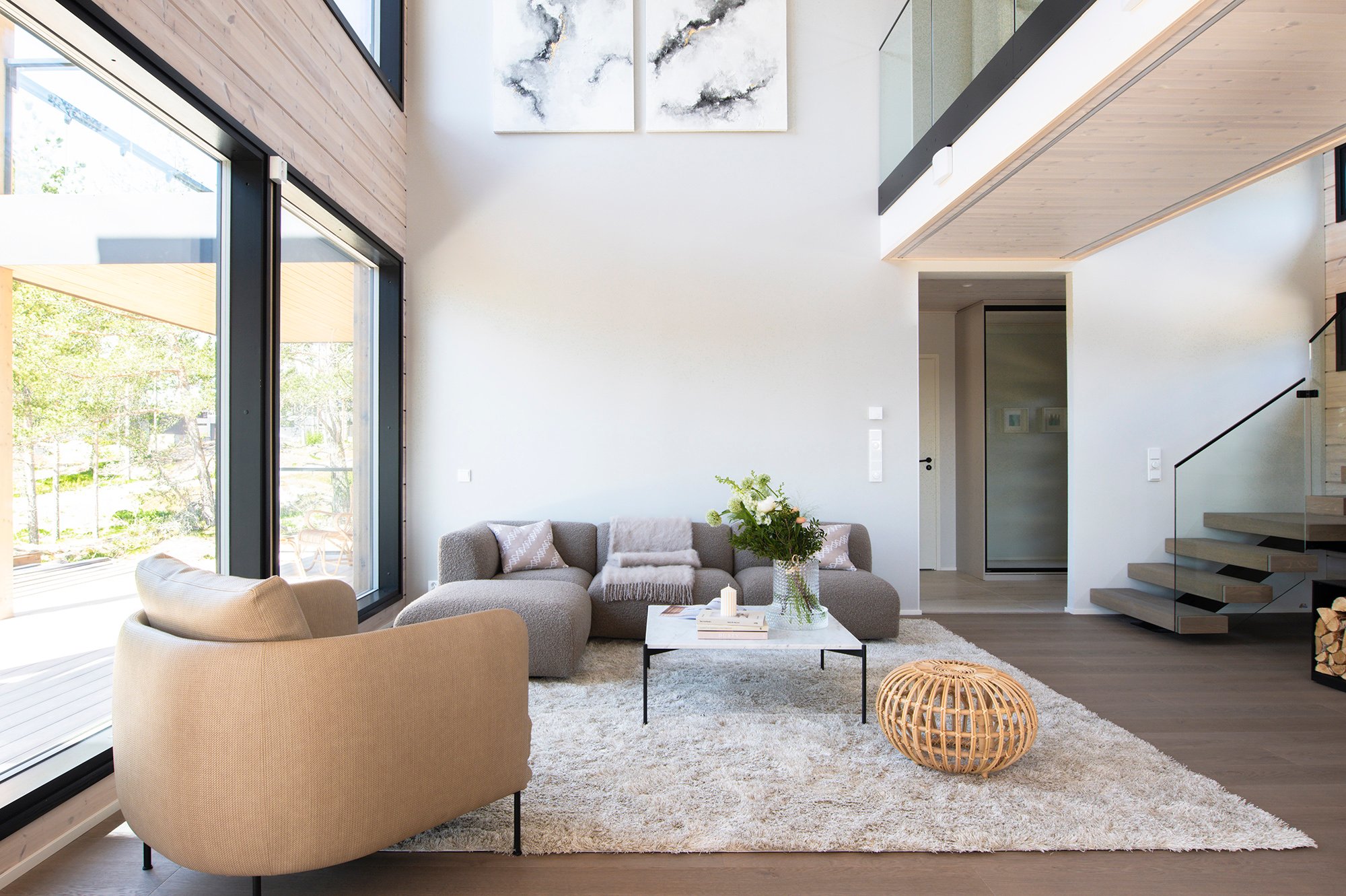 Kontio_Hill_House_Villa_Myotatuuli_Naantali_2022_olohuone_korkea_tila