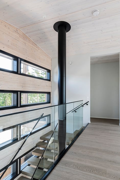 Kontio_Hill_House_Villa_Myotatuuli_Naantali_2022_ylakerta_silta_midcentury_modern_windows