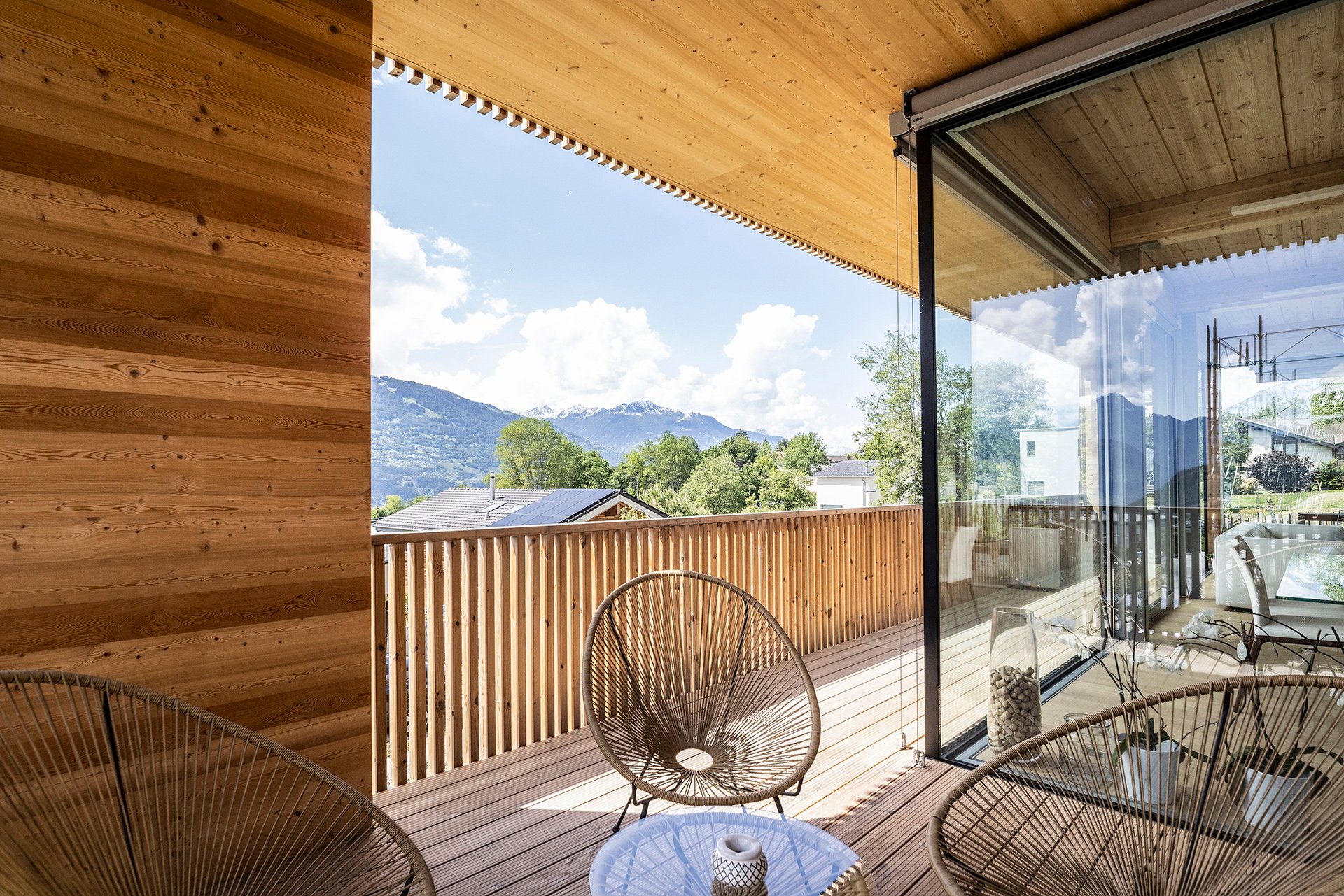 Modern_log_home_Swiss_alps3