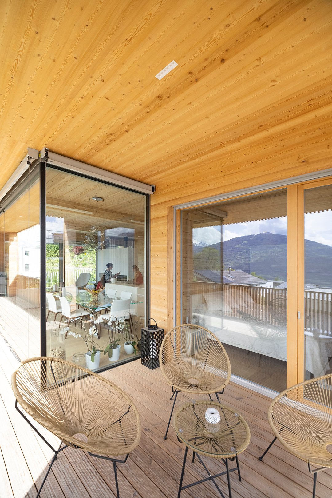 Modern_log_home_Swiss_alps6