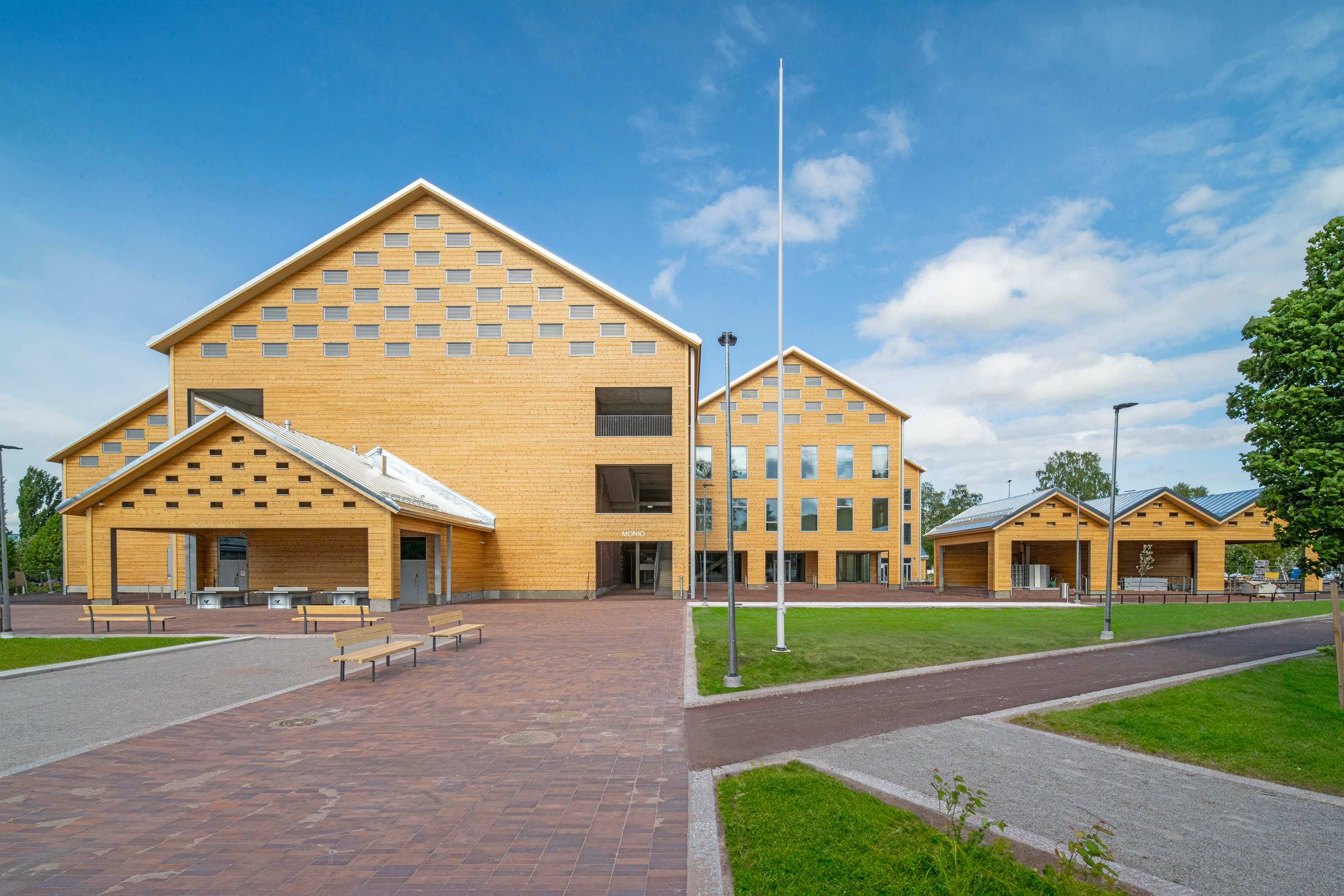 Monio_nurmikon_lisays_kirkastus_MR