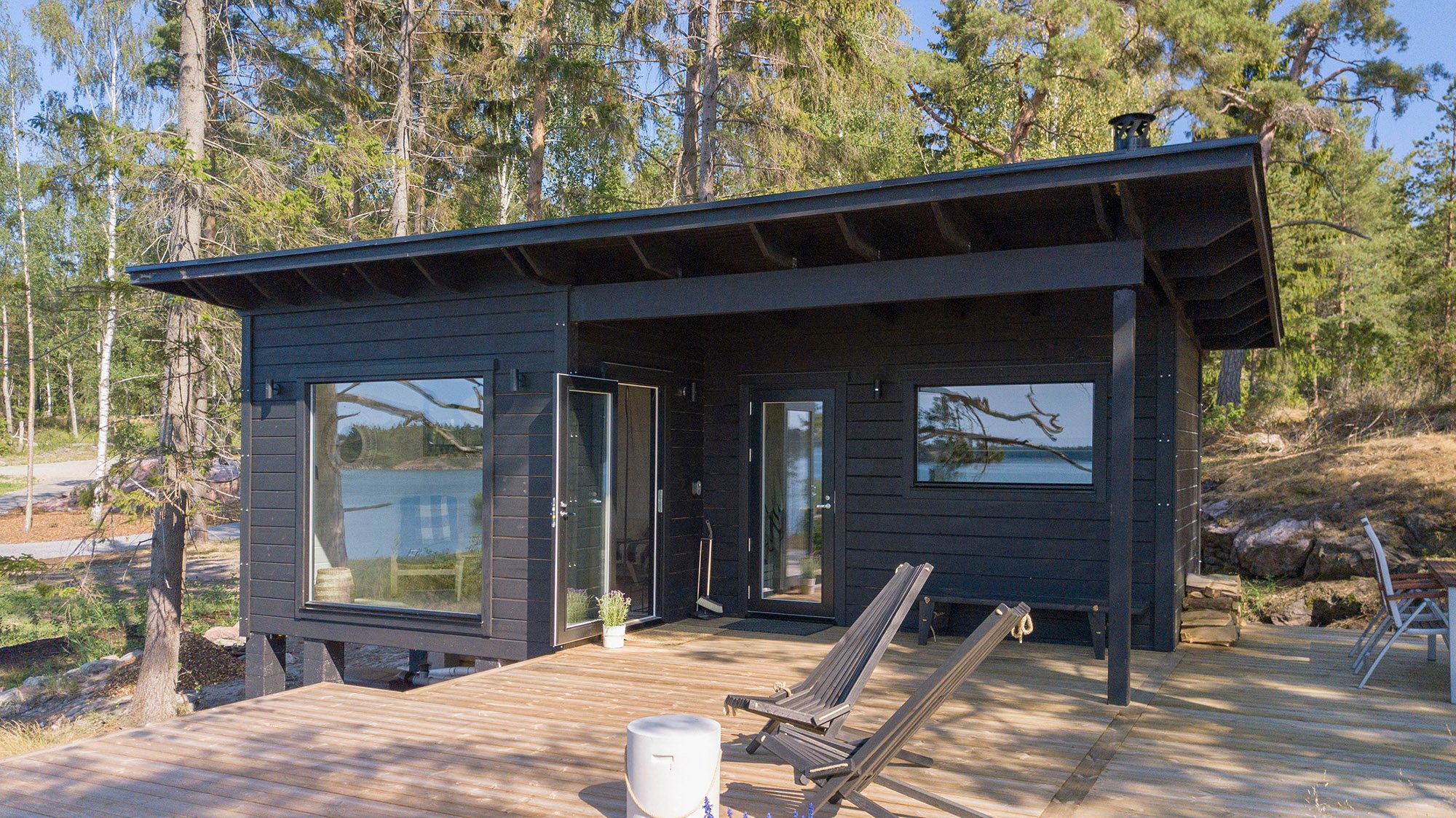 Kontio_Lehtoranta_25A_pihasauna_musta_hirsi_moderni