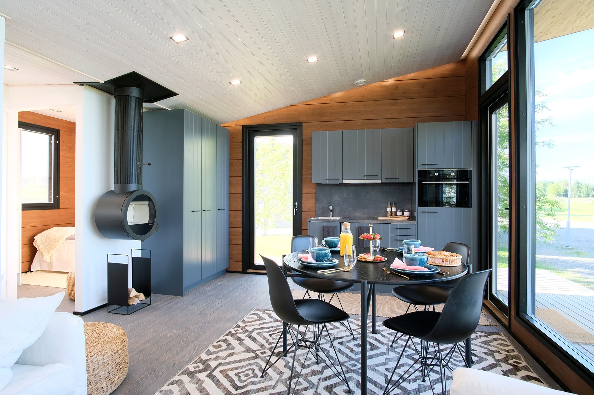 Kontio_Sky_House_huvila_keittio_eteinen_takka_light