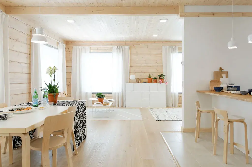 Intérieur d'une maison bois en bois naturel