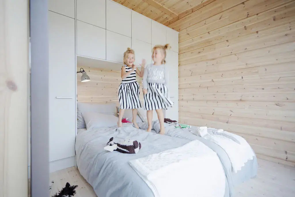 Maison en bois, chambre avec deux enfants