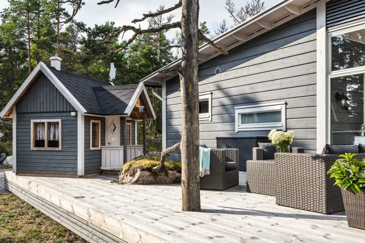 Salon de jardin sur une terrasse bois