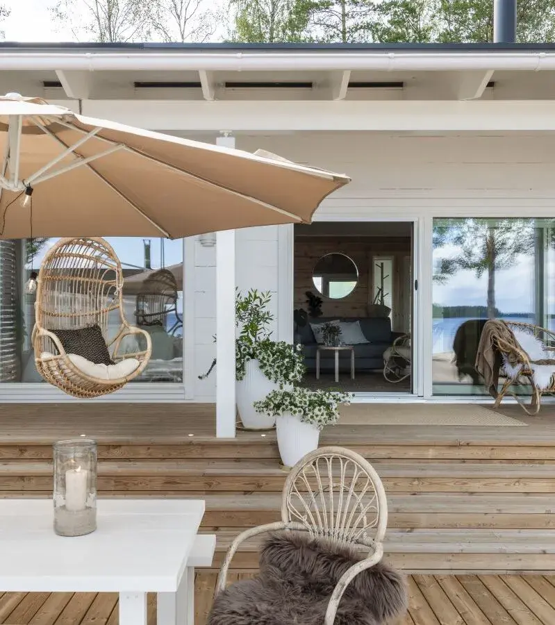 Terrasse avec balancelle, slon de jardin, parasol