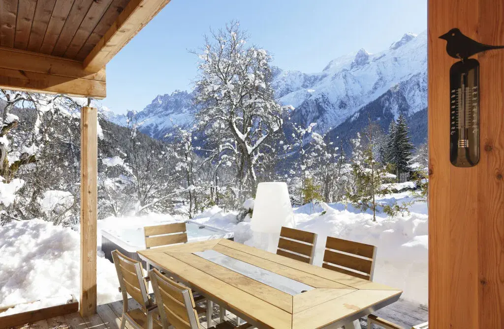 Terrasse d'une maison bois avec vue sur les montagnes