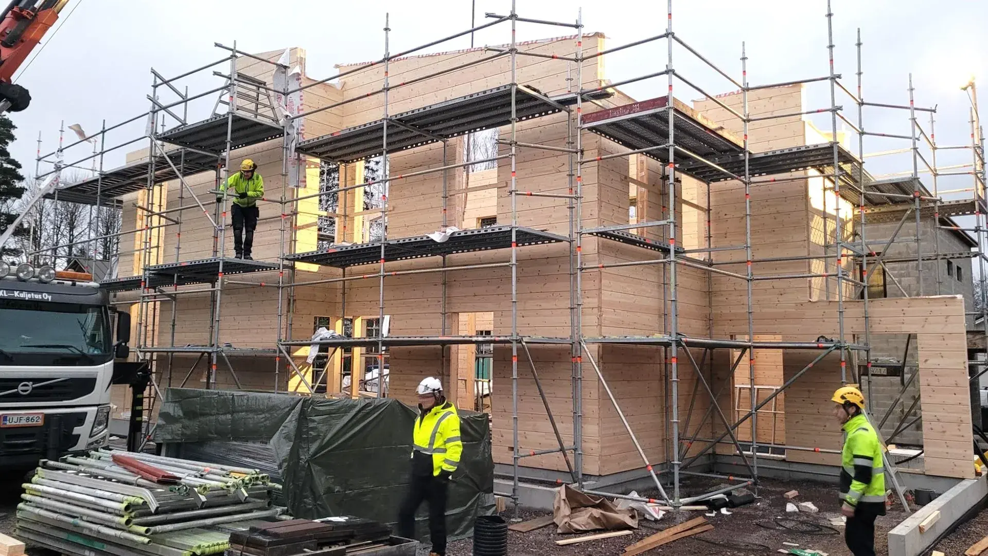 Echaffaudage devant une maison moi en construction