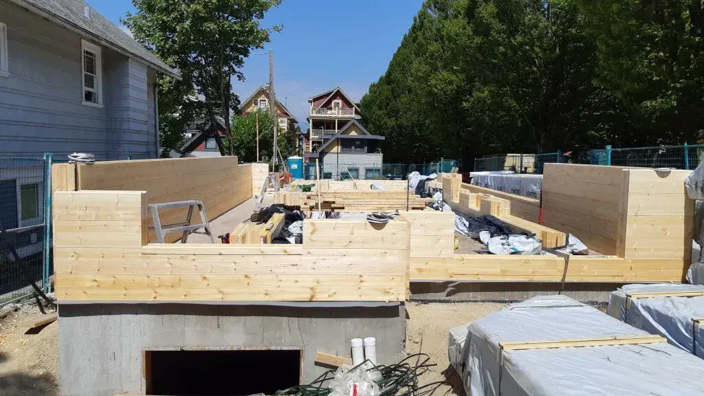 Début du montage d'un kit de maion Kontio